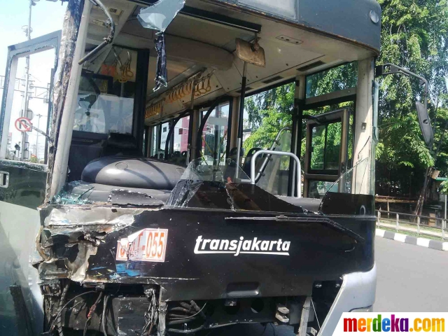 Foto : Ini Transjakarta dan Kopaja yang tabrakan di Jalan 