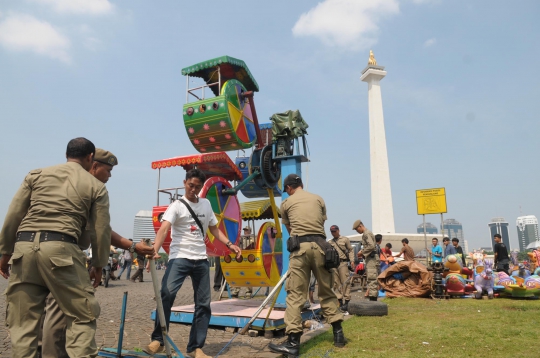 Aksi Satpol PP tertibkan PKL di Monas