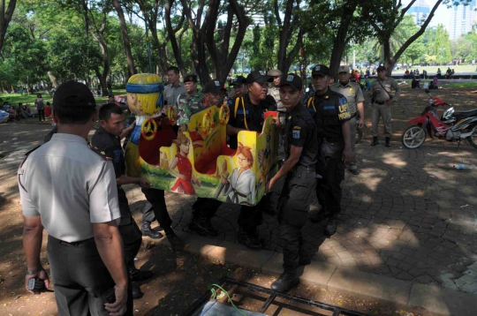 Aksi Satpol PP tertibkan PKL di Monas