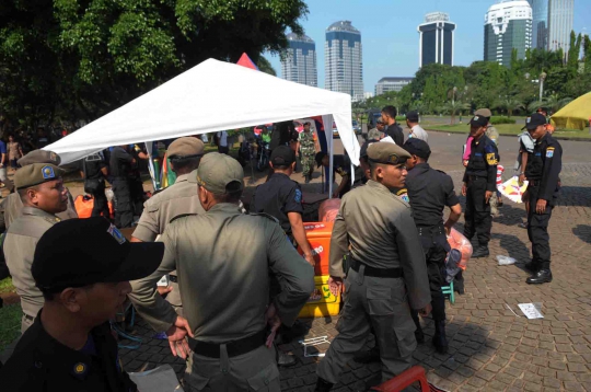 Aksi Satpol PP tertibkan PKL di Monas