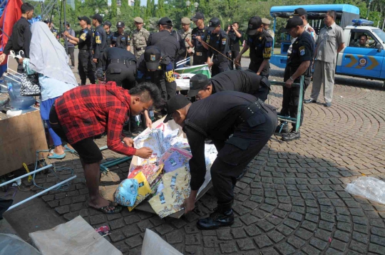 Aksi Satpol PP tertibkan PKL di Monas