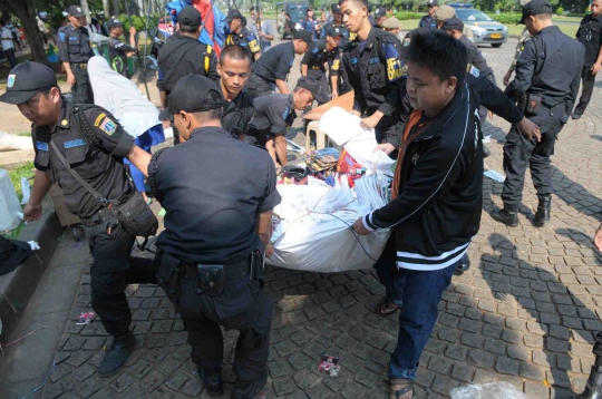 Aksi Satpol PP tertibkan PKL di Monas