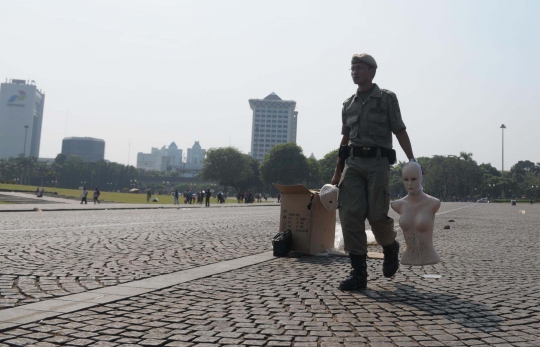 Aksi Satpol PP tertibkan PKL di Monas