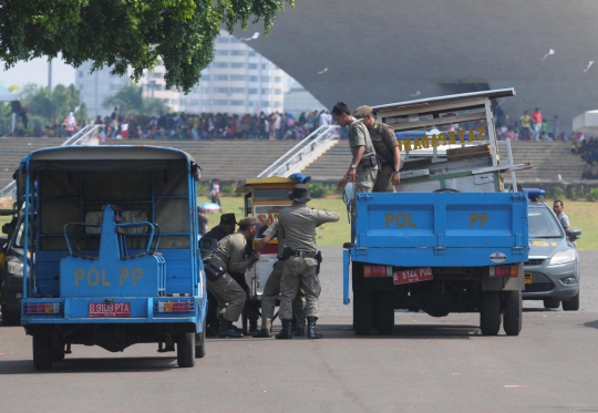 Aksi Satpol PP tertibkan PKL di Monas