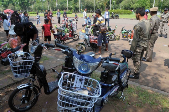 Aksi Satpol PP tertibkan PKL di Monas