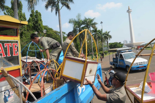 Aksi Satpol PP tertibkan PKL di Monas