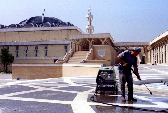 Menjelajahi kemegahan masjid-masjid di Benua Biru