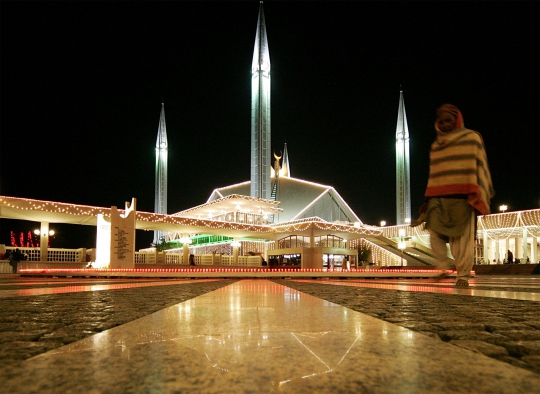 Menelusuri indahnya Masjid Faisal saat malam hari