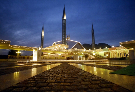 Menelusuri indahnya Masjid Faisal saat malam hari