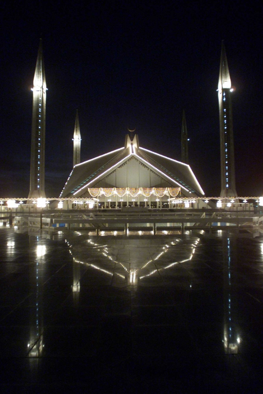 Menelusuri indahnya Masjid Faisal saat malam hari