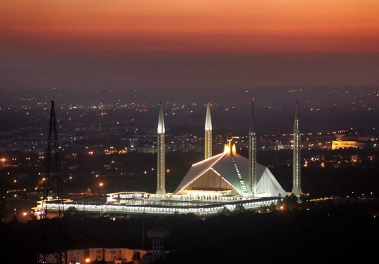 Menelusuri indahnya Masjid Faisal saat malam hari