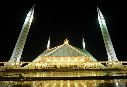 Menelusuri indahnya Masjid Faisal saat malam hari