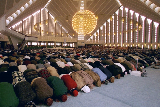 Menelusuri indahnya Masjid Faisal saat malam hari