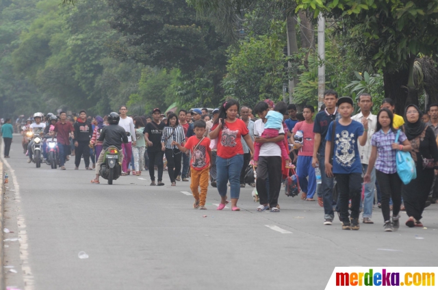 Foto : Lalin macet, pengunjung Ragunan jalan kaki untuk 