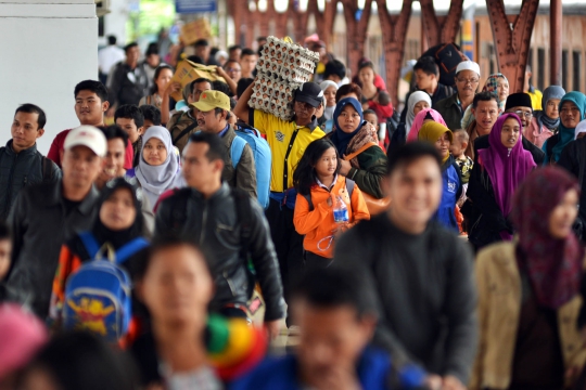 H+3 lebaran, arus balik mulai terlihat di Stasiun Senen