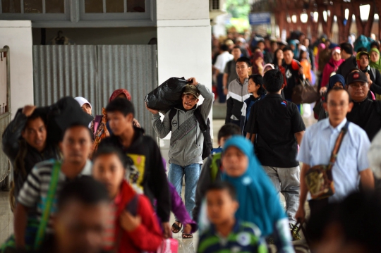 H+3 lebaran, arus balik mulai terlihat di Stasiun Senen