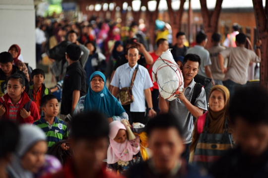 H+3 lebaran, arus balik mulai terlihat di Stasiun Senen