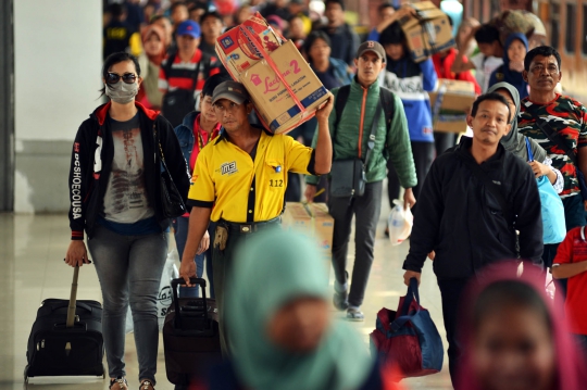 H+3 lebaran, arus balik mulai terlihat di Stasiun Senen