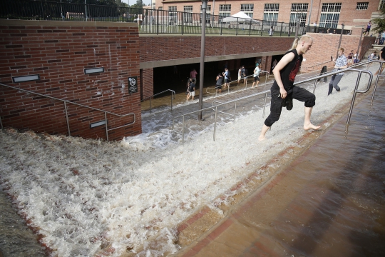 Pipa air jebol, Universitas California Los Angeles kebanjiran
