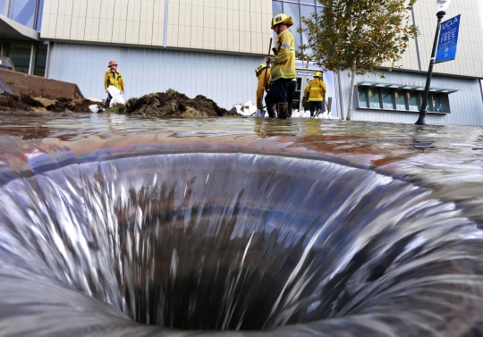 Pipa air jebol, Universitas California Los Angeles kebanjiran