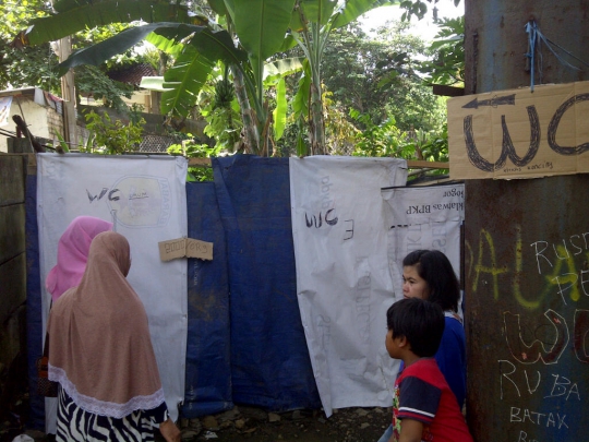 Di tengah kemacetan Puncak, WC umum bertebaran di tepi jalan tol