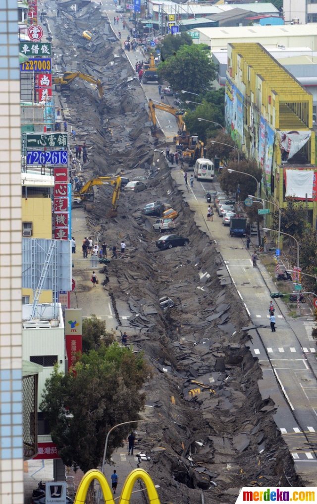  Foto Akibat ledakan gas jalanan Kota Kaohsiung di 