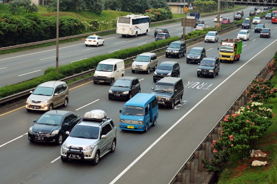 Kendaraan pemudik mulai memasuki Jakarta