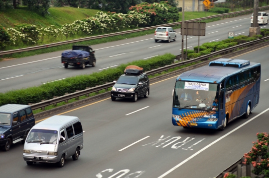 Kendaraan pemudik mulai memasuki Jakarta