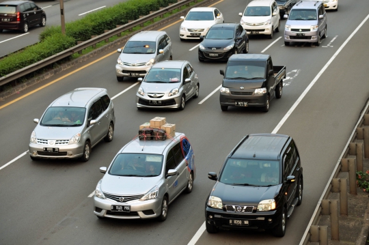 Kendaraan pemudik mulai memasuki Jakarta