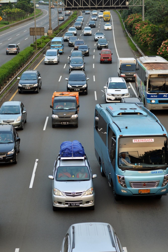 Kendaraan pemudik mulai memasuki Jakarta