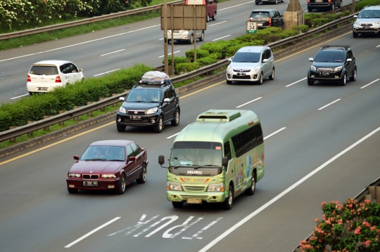 Kendaraan pemudik mulai memasuki Jakarta