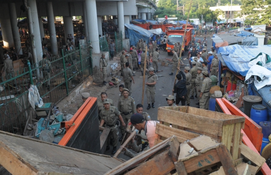 Satpol PP tertibkan ratusan PKL di kolong flyover Klender