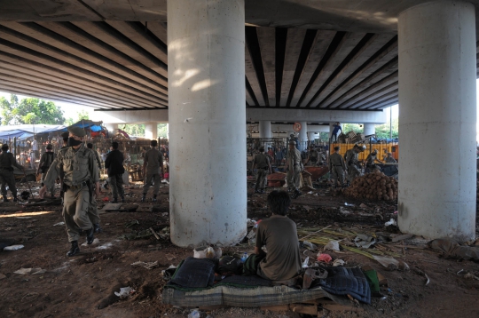 Satpol PP tertibkan ratusan PKL di kolong flyover Klender