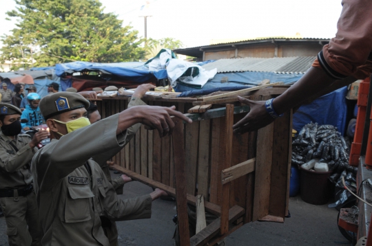 Satpol PP tertibkan ratusan PKL di kolong flyover Klender