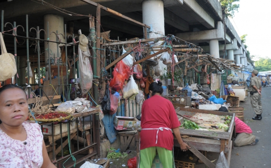 Satpol PP tertibkan ratusan PKL di kolong flyover Klender