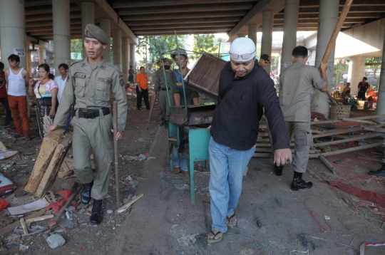 Satpol PP tertibkan ratusan PKL di kolong flyover Klender