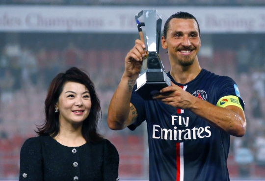 Ibrahimovic terima trofi MVP di Piala Super Prancis