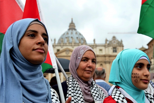 Di tengah doa Paus, gadis cantik ini gelar aksi solidaritas Gaza