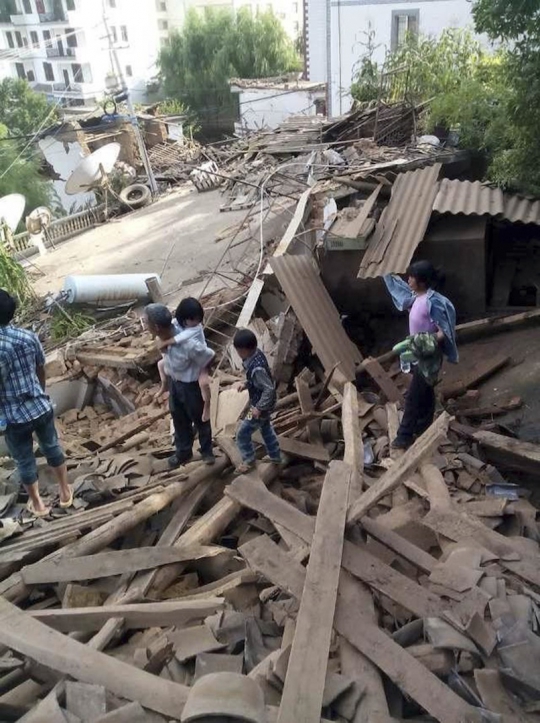 Kerusakan parah akibat gempa 6,3 SR di China