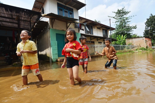 Keasyikan para bocah Kp Melayu Kecil bermain banjir kiriman