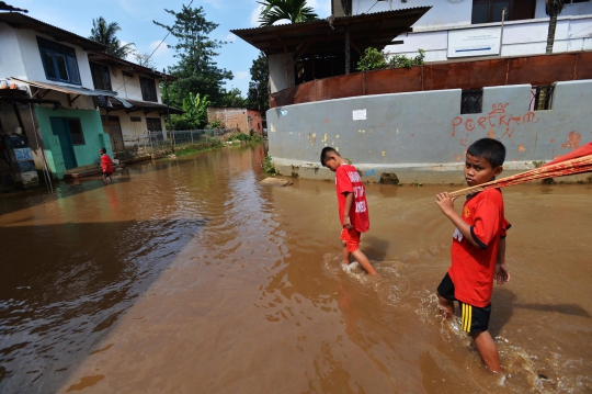 Keasyikan para bocah Kp Melayu Kecil bermain banjir kiriman