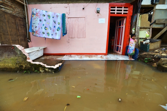 Keasyikan para bocah Kp Melayu Kecil bermain banjir kiriman