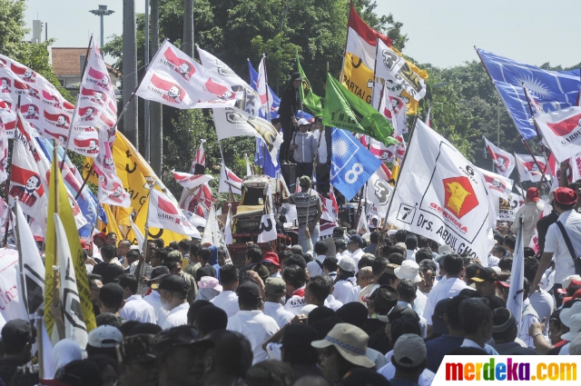 Foto : Ribuan Pendukung Prabowo Berbagai Elemen Tumpah Di MK | Merdeka.com