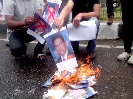 Belasan pendukung Prabowo di Aceh bakar foto ketua KPU