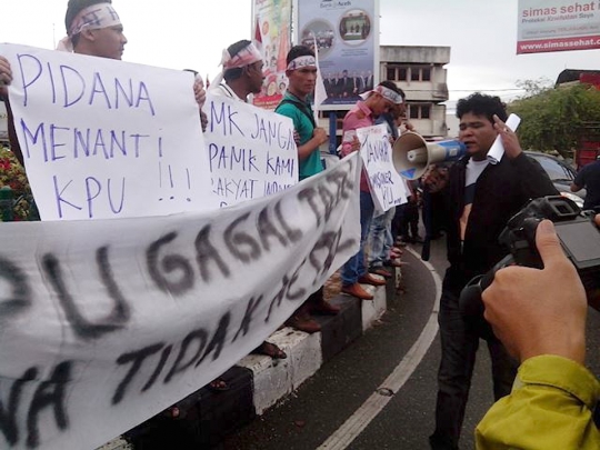 Belasan pendukung Prabowo di Aceh bakar foto ketua KPU