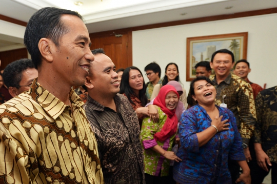 Gaya Jokowi-Ahok saat berselfie ria bareng pegawai di Balai Kota