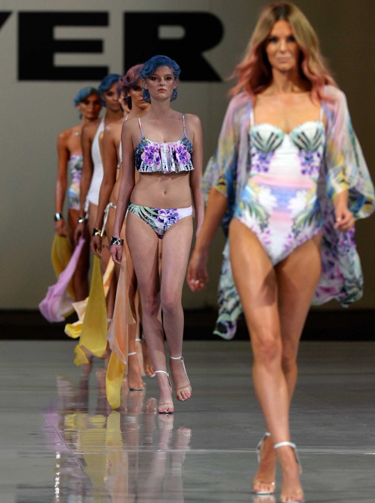 Pesona model seksi berlenggang di pameran bikini Australia