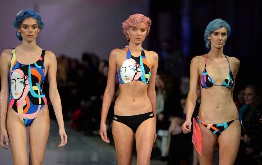 Pesona model seksi berlenggang di pameran bikini Australia