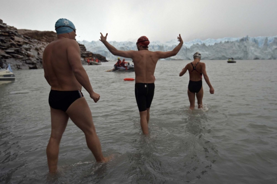 Ekstremnya perlombaan renang di danau es Gletser Perito Moreno