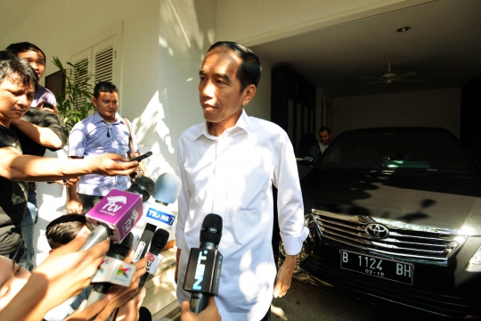 Jokowi usai pimpin rapat tertutup di Kantor Transisi